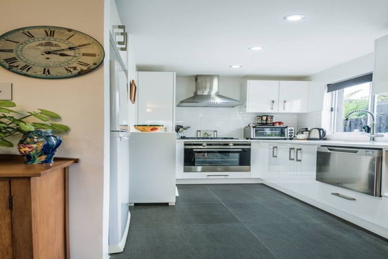 Photo of property in 1/7 Alston Avenue, Kelston, Auckland, 0602