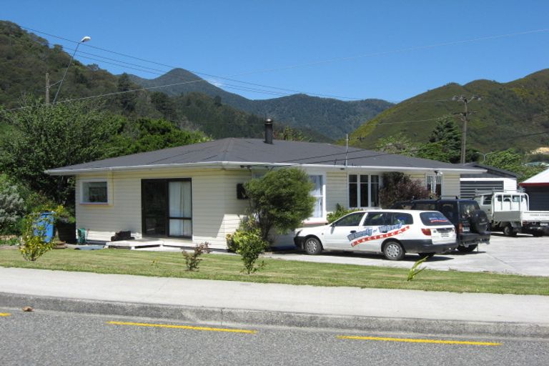 Photo of property in 50 Broadway, Picton, 7220