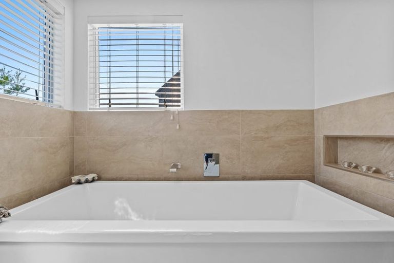 Photo of property in 1/19 Heathcote Road, Castor Bay, Auckland, 0620