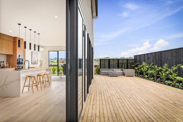 Photo of property in 8 Fender Place, Long Bay, Auckland, 0630