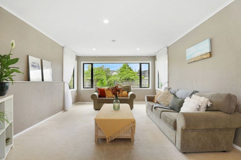 Photo of property in 2 Gradwell Place, Two Mile Bay, Taupo, 3330