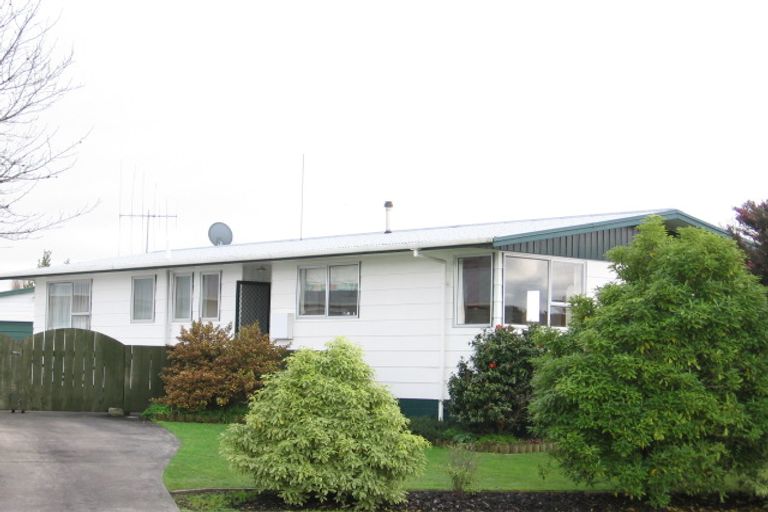 Photo of property in 28 Escort Grove, Awapuni, Palmerston North, 4412