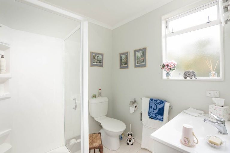 Photo of property in 2/12 Gradwell Place, Two Mile Bay, Taupo, 3330