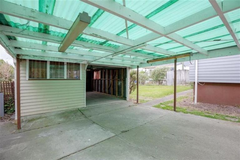 Photo of property in 28 Larnoch Road, Henderson, Auckland, 0610