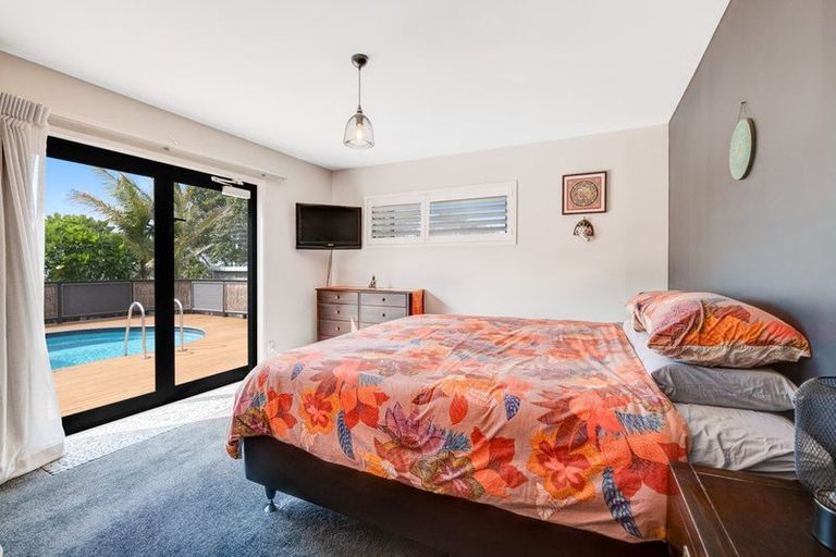 Photo of property in 15 Leiden Place, Totara Vale, Auckland, 0629