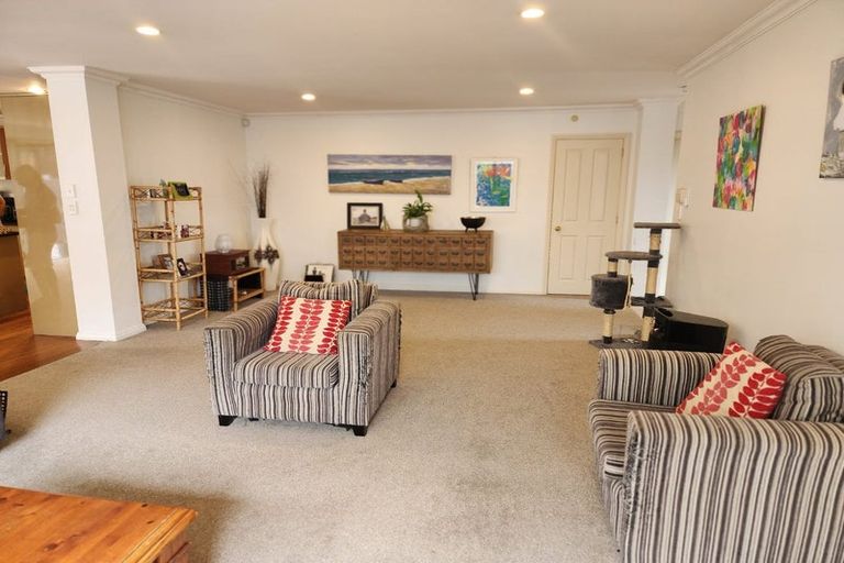 Photo of property in 16 Malin Place, Pinehill, Auckland, 0632