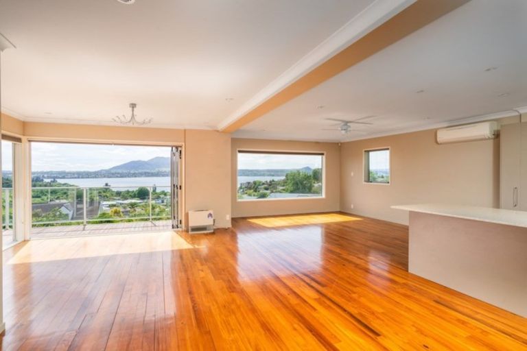 Photo of property in 33 Shera Street, Acacia Bay, Taupo, 3330