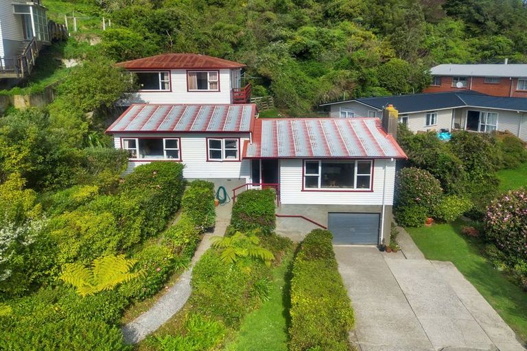 Photo of property in 84 Newlands Road, Newlands, Wellington, 6037