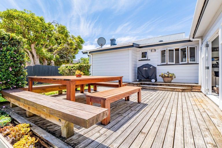 Photo of property in 38 Waiwaka Terrace, Strandon, New Plymouth, 4312