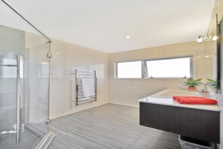 Photo of property in 2/52 Highland Park Drive, Highland Park, Auckland, 2010