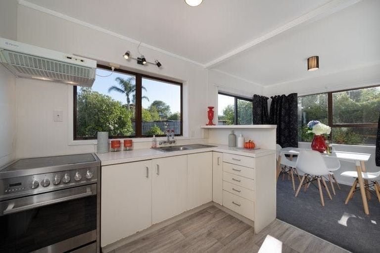 Photo of property in 2/32 Ballater Place, Highland Park, Auckland, 2010