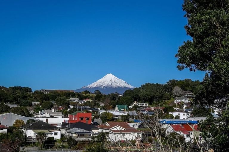 Photo of property in 8/53 Young Street, New Plymouth, 4310