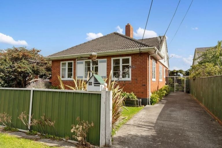 Photo of property in 25 Pirie Crescent, Moera, Lower Hutt, 5010