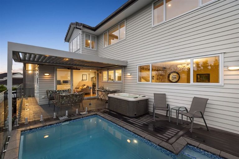 Photo of property in 12 Ilam Lane, Fairview Heights, Auckland, 0632