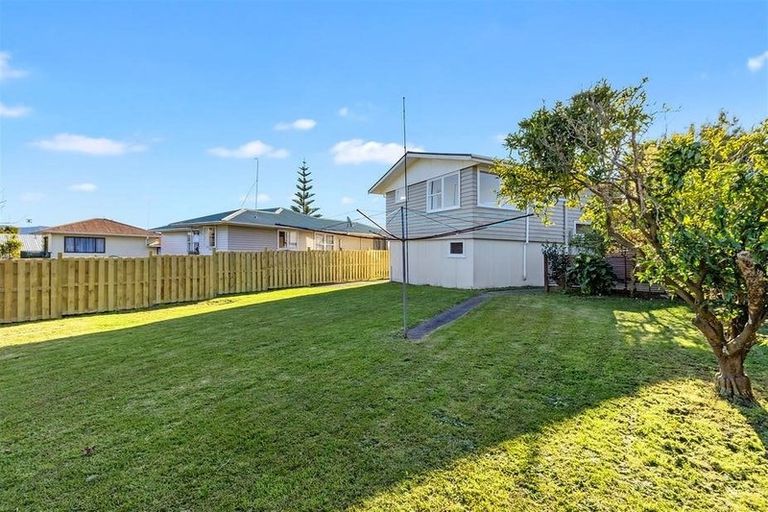Photo of property in 32 Kirrie Avenue, Te Atatu South, Auckland, 0610
