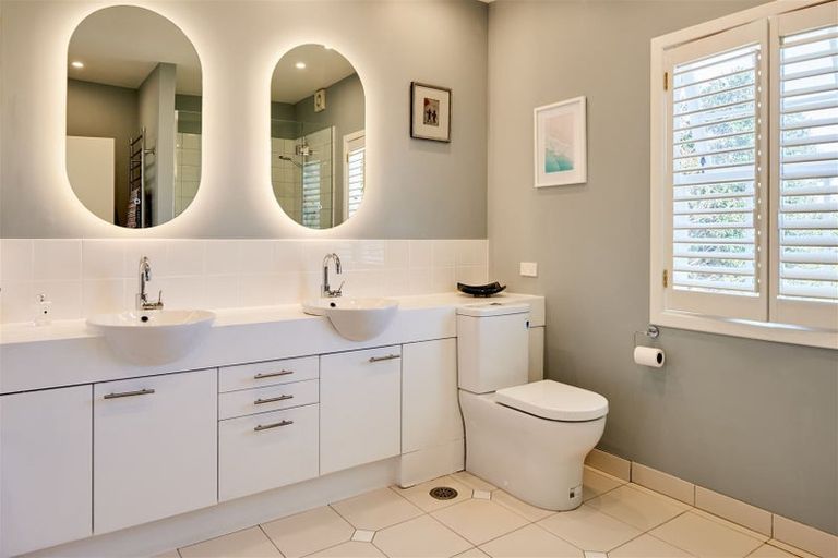 Photo of property in 25 Cheviot Road, Lowry Bay, Lower Hutt, 5013