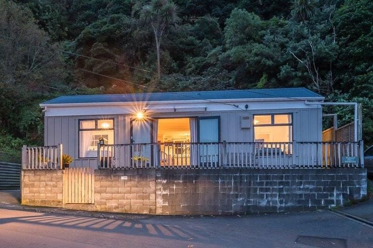 Photo of property in 92 Duncan Terrace, Kilbirnie, Wellington, 6022