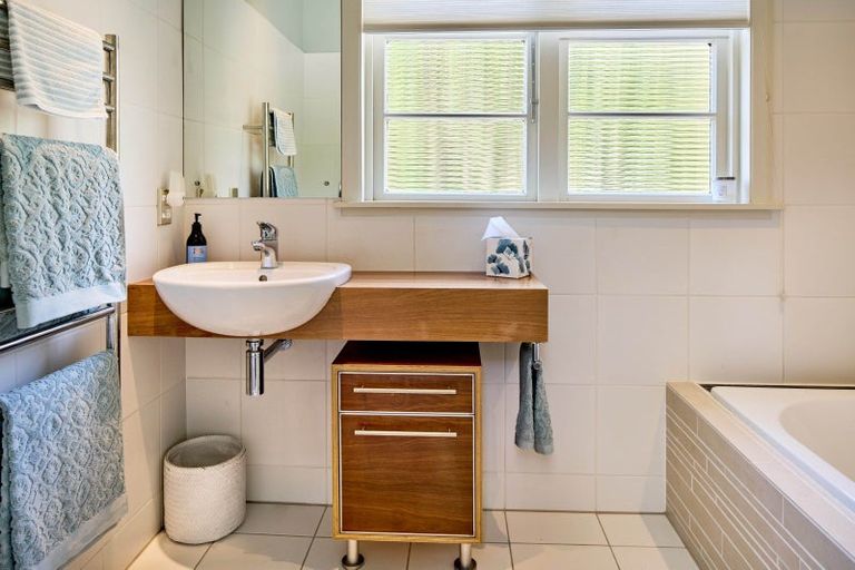 Photo of property in 33 Cheviot Road, Lowry Bay, Lower Hutt, 5013