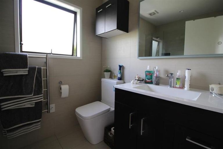 Photo of property in 2/41 Rangatira Road, Beach Haven, Auckland, 0626