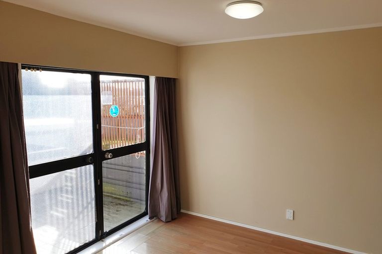 Photo of property in 1/856 East Coast Road, Northcross, Auckland, 0630