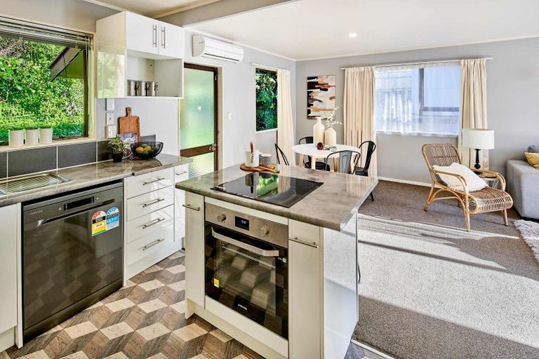 Photo of property in 72b Newlands Road, Newlands, Wellington, 6037