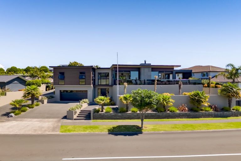 Photo of property in 15 Links Drive, Waiwhakaiho, New Plymouth, 4312
