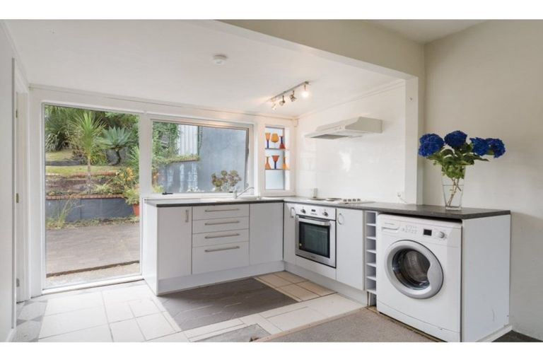 Photo of property in 9 Rangeview Road, Sunnyvale, Auckland, 0612