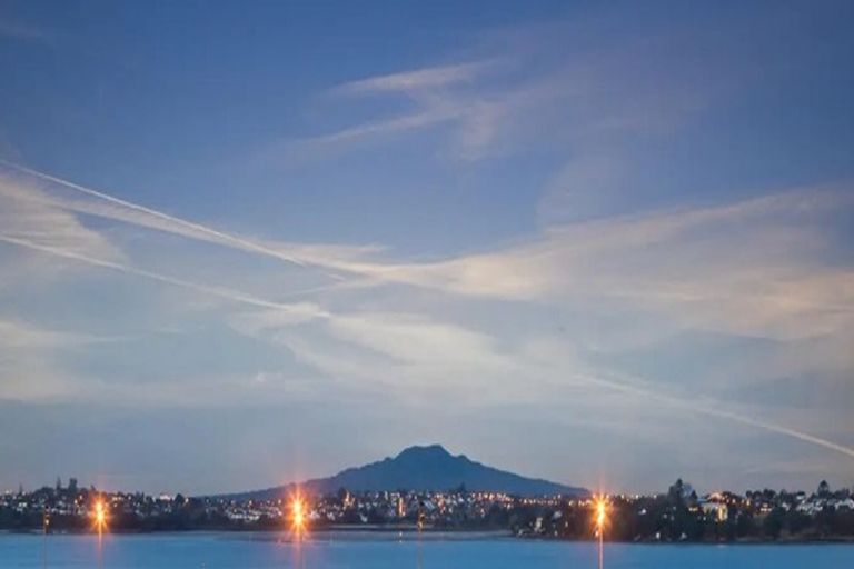 Photo of property in 2/123 Queen Street, Northcote Point, Auckland, 0627