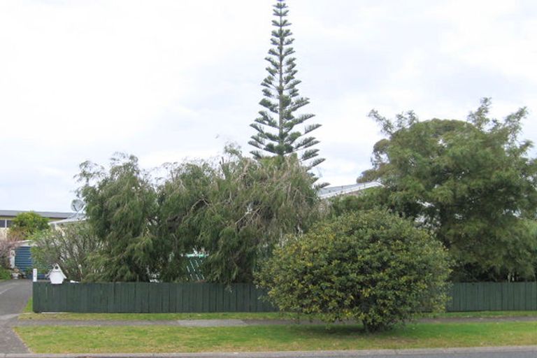 Photo of property in 112 Charleston Avenue, Whangamata, 3620