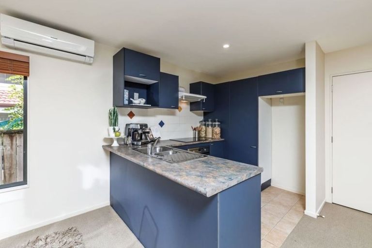 Photo of property in 4/42 Fields Parade, Oteha, Auckland, 0632