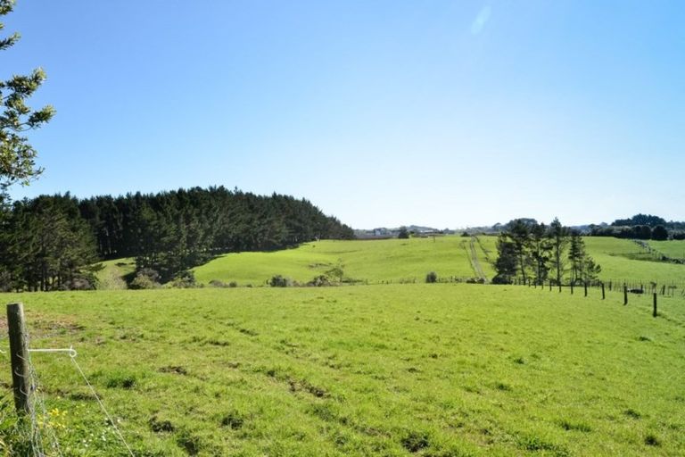 Photo of property in 450 Waitakere Road, Taupaki, Henderson, 0782