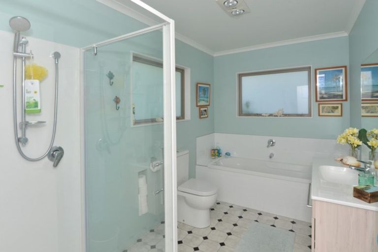 Photo of property in 17 Bermuda Place, One Tree Point, 0118