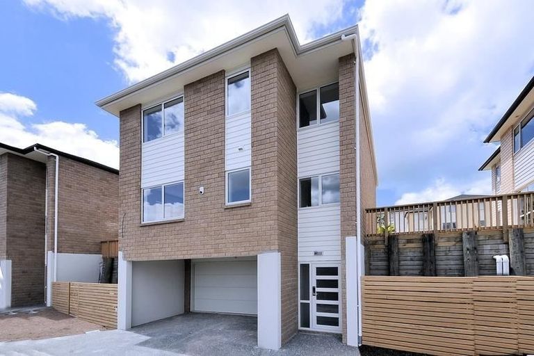 Photo of property in 16 Sohlue Place, Oteha, Auckland, 0632
