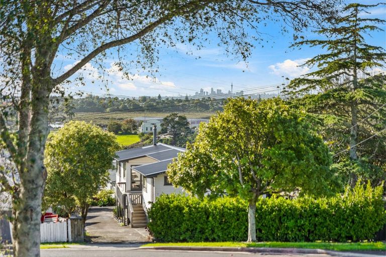 Photo of property in 37 Waimumu Road, Massey, Auckland, 0614