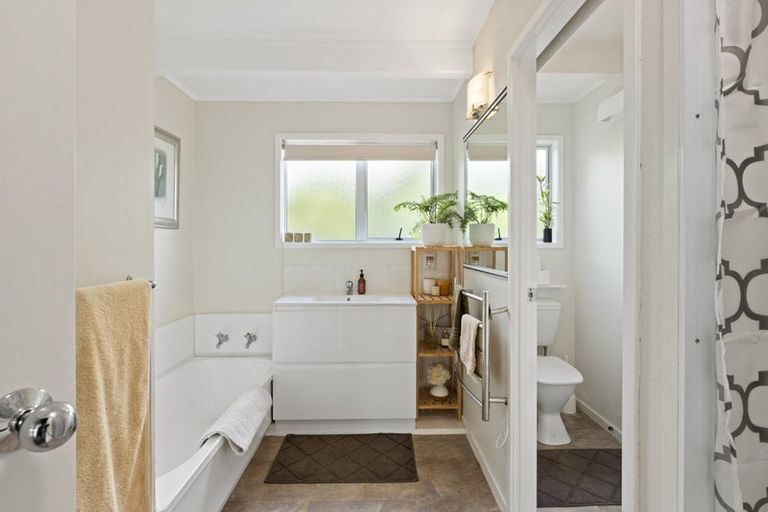 Photo of property in 10 Royalty Rise, Red Beach, 0932