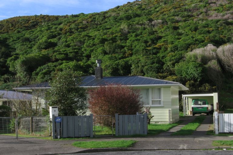 Photo of property in 9 Carnavon Place, Cannons Creek, Porirua, 5024