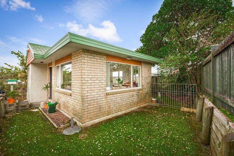Photo of property in 12/520 Don Buck Road, Westgate, Auckland, 0614