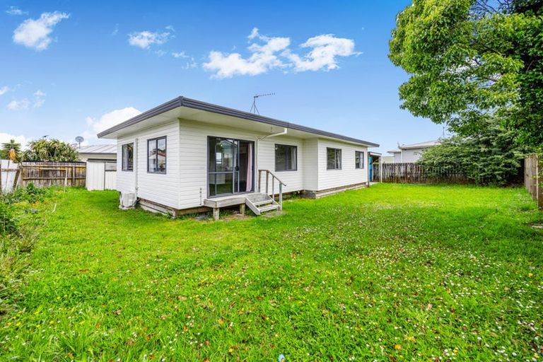 Photo of property in 2/5 Solveig Place, Randwick Park, Auckland, 2105