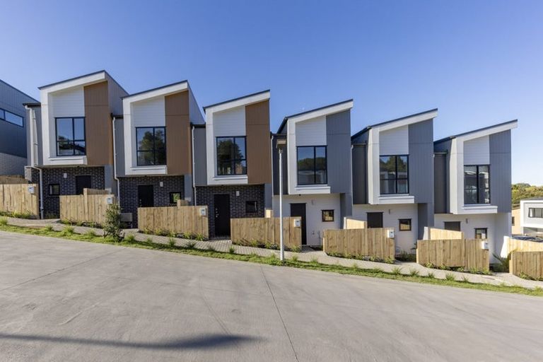 Photo of property in 21 Morihana Close, Glen Eden, 0602