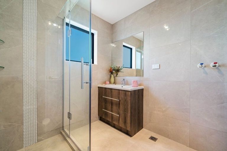 Photo of property in 2/3 Royal View Road, Te Atatu South, Auckland, 0610