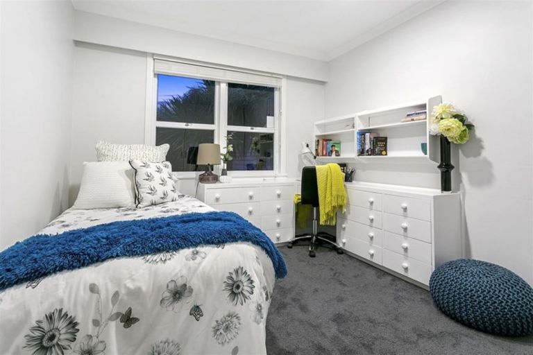 Photo of property in 28 Peter Terrace, Castor Bay, Auckland, 0620