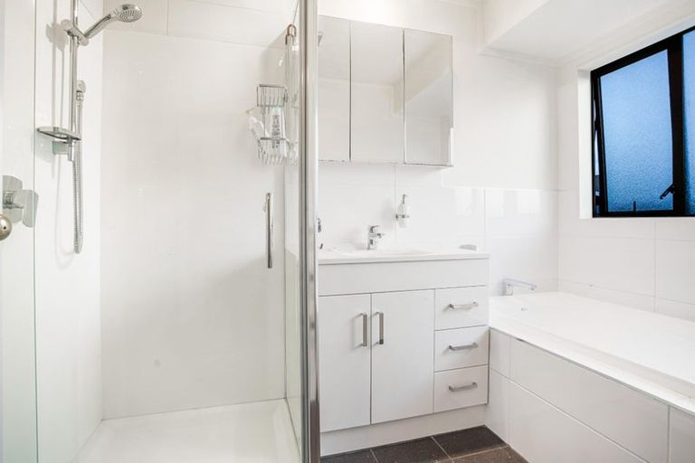 Photo of property in 27 Glucina Avenue, West Harbour, Auckland, 0618