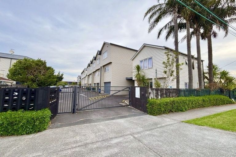 Photo of property in 2/49 Henderson Valley, Henderson, Auckland, 0612