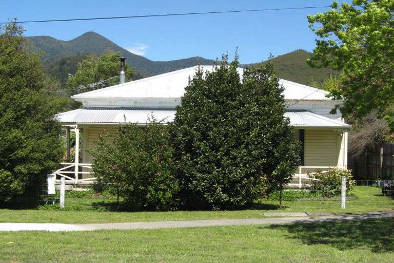 Photo of property in 54 Broadway, Picton, 7220