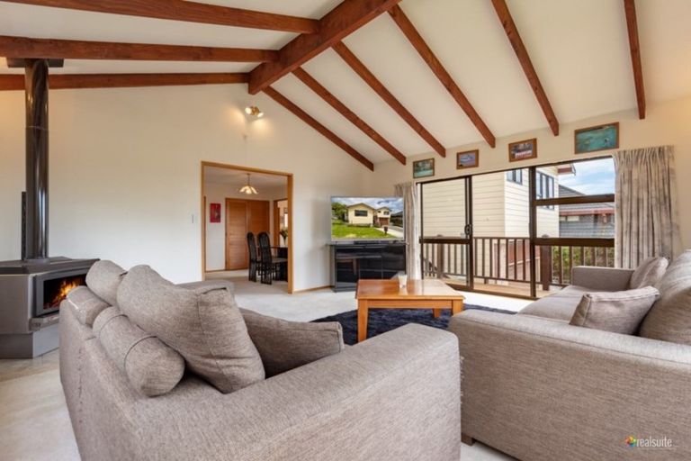 Photo of property in 16 Kinnel Grove, Papakowhai, Porirua, 5024