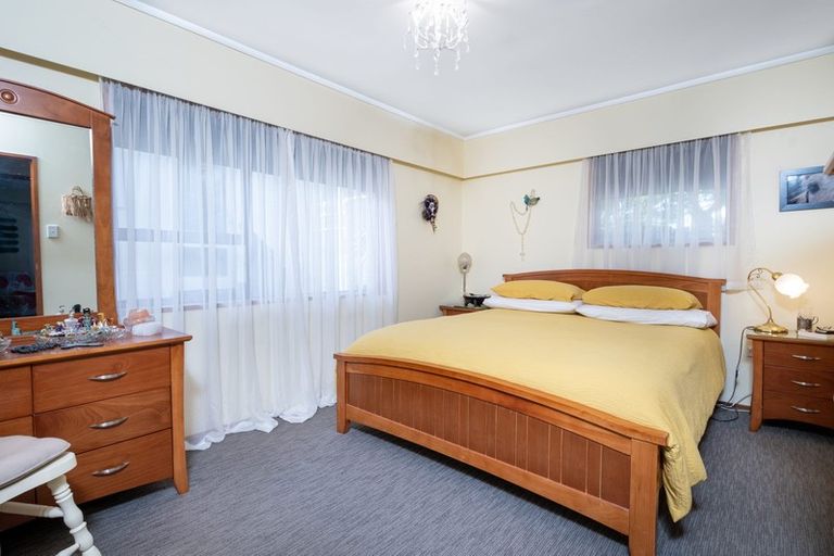 Photo of property in 1069 Scenic Drive North, Swanson, Auckland, 0816