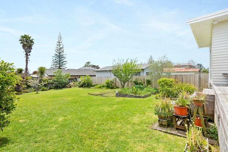 Photo of property in 31 Vodanovich Road, Te Atatu South, Auckland, 0610