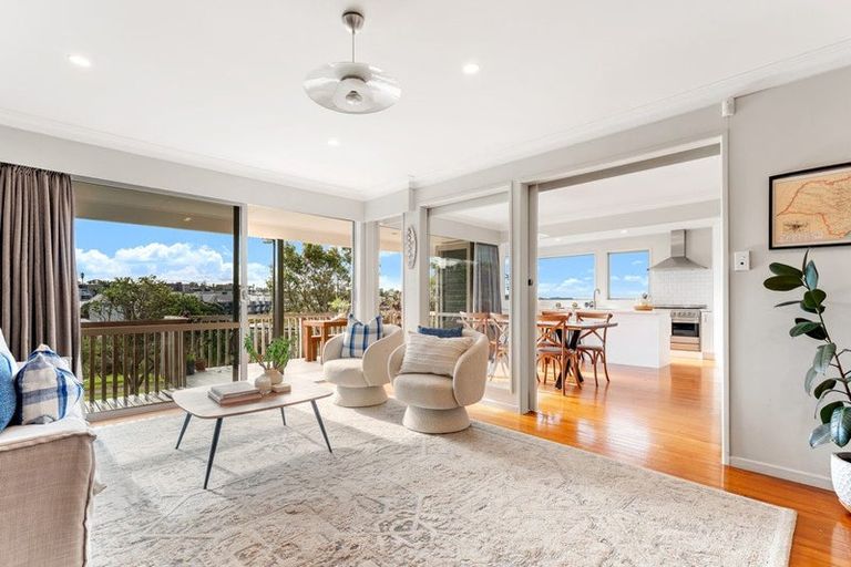 Photo of property in 12 Tawhana Crescent, Red Beach, 0932