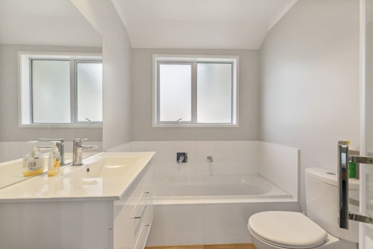 Photo of property in 18 Wahaika Way, Papamoa Beach, Papamoa, 3118