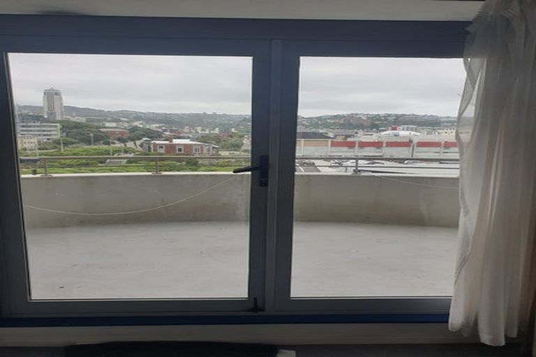 Photo of property in Grandstand Apartments, 11/80 Kent Terrace, Mount Victoria, Wellington, 6011